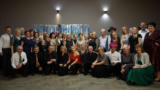 Cekiny, taniec i karnawałowa radość. Bal ŁUTW w sali ŁOK [FOTO]