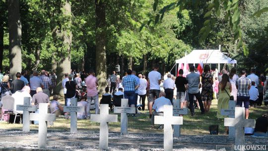 Delegacja ŁOK na obchodach Święta Wojska Polskiego na Cmentarzu Wojennym w Łukowie [FOTO]