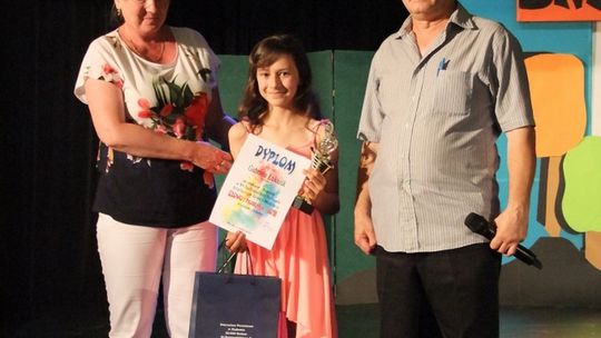 Gabrysia Łukasik z Fabryki Piosenki ŁOK zdobywa Tytuł Laureata na Festiwalu Artystycznym w Iłży
