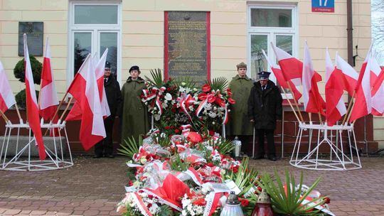 Obchody Święta Niepodległości pod tablicą Polskiej Organizacji Wojskowej w Łukowie