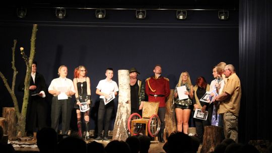 Prapremiera Teatru TŁOK „Polowanie na lisa” Sławomira Mrożka [foto]