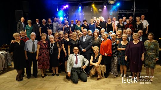Seniorzy Łukowskiego Uniwersytetu Trzeciego Wieku świętowali andrzejki balem w stylu disco!