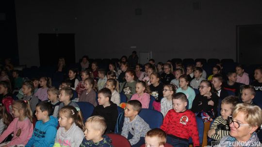 Spektakl teatralny dla dzieci „Król zwierząt” w wykonaniu Teatru Urwis [FOTO]