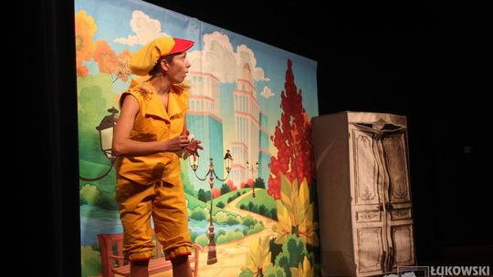 Spektakl teatralny dla dzieci "Niebrzydkie kaczątko i magiczna szafa" [FOTO]