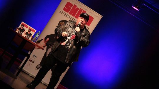 Stand up comedy „Skiba ciągle na wolności" w ŁOK [FOTO]