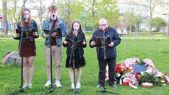 Teatr Poezji ŁOK na odsłonięciu „Mówiącego Kamienia” dla Księdza Kanonika Franciszka Salezego Jezierskiego [FOTO]