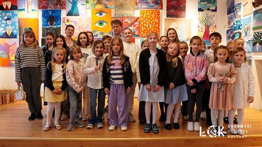 Tłumy na wernisażu wystawy "Artystyczny kociołek"