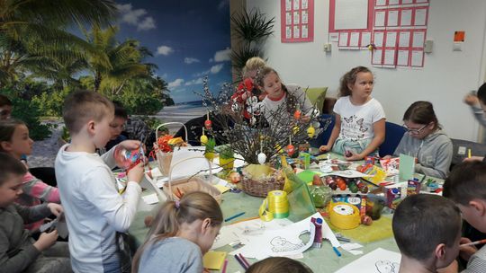Warsztaty wielkanocne zorganizowane dla dzieci przez Tesco i Łukowski Ośrodek Kultury