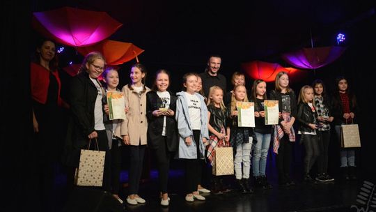 Wokalistki Fabryki Piosenki na podium Wojewódzkiego Konkursu Piosenki „Jesienne Nutki” w Lublinie [FOTO]