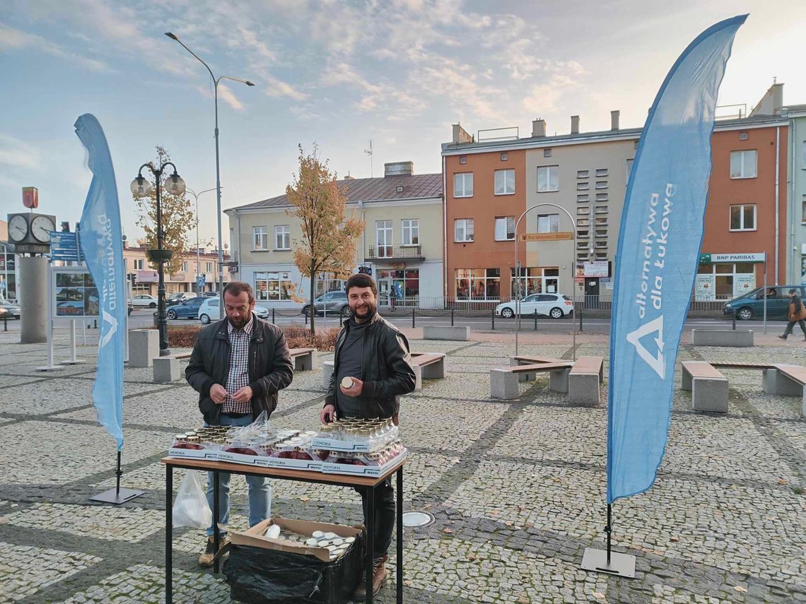 Alternatywa dla Łukowa: Biało-czerwone znicze dla przechodniów