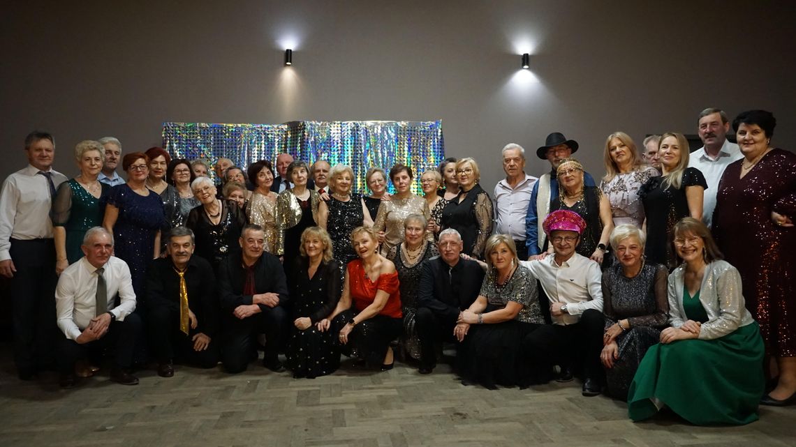 Cekiny, taniec i karnawałowa radość. Bal ŁUTW w sali ŁOK [FOTO]