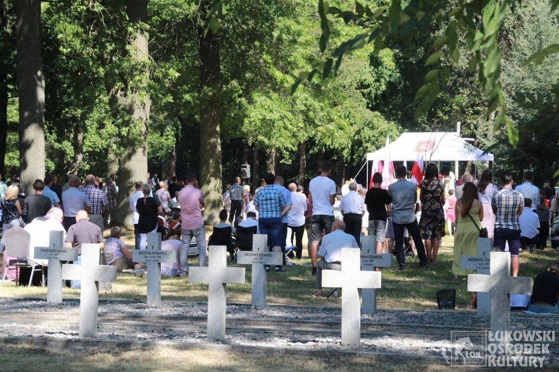 Delegacja ŁOK na obchodach Święta Wojska Polskiego na Cmentarzu Wojennym w Łukowie [FOTO]