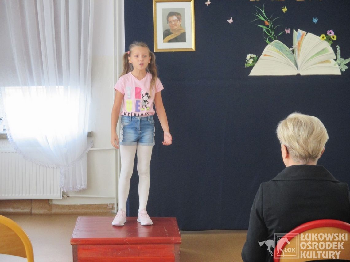 Julia Osiak z ŁOK wygrywa XV Regionalny Konkurs Recytatorski Poezji Marianny Bocian [FOTO]