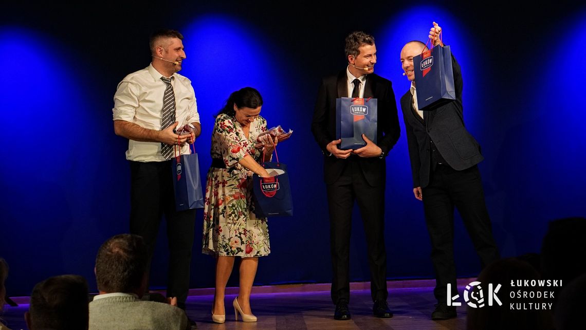 Kabaret Chyba rozbawił publiczność w ŁOK programem „Rodzina to jest siła!” [FOTO]