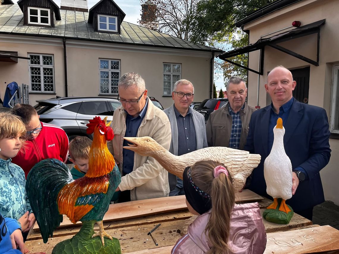 Muzeum Ziemi Łukowskiej: „Ptaki wiejskiej podłukowskiej zagrody”- plener rzeźbiarski [FOTO]