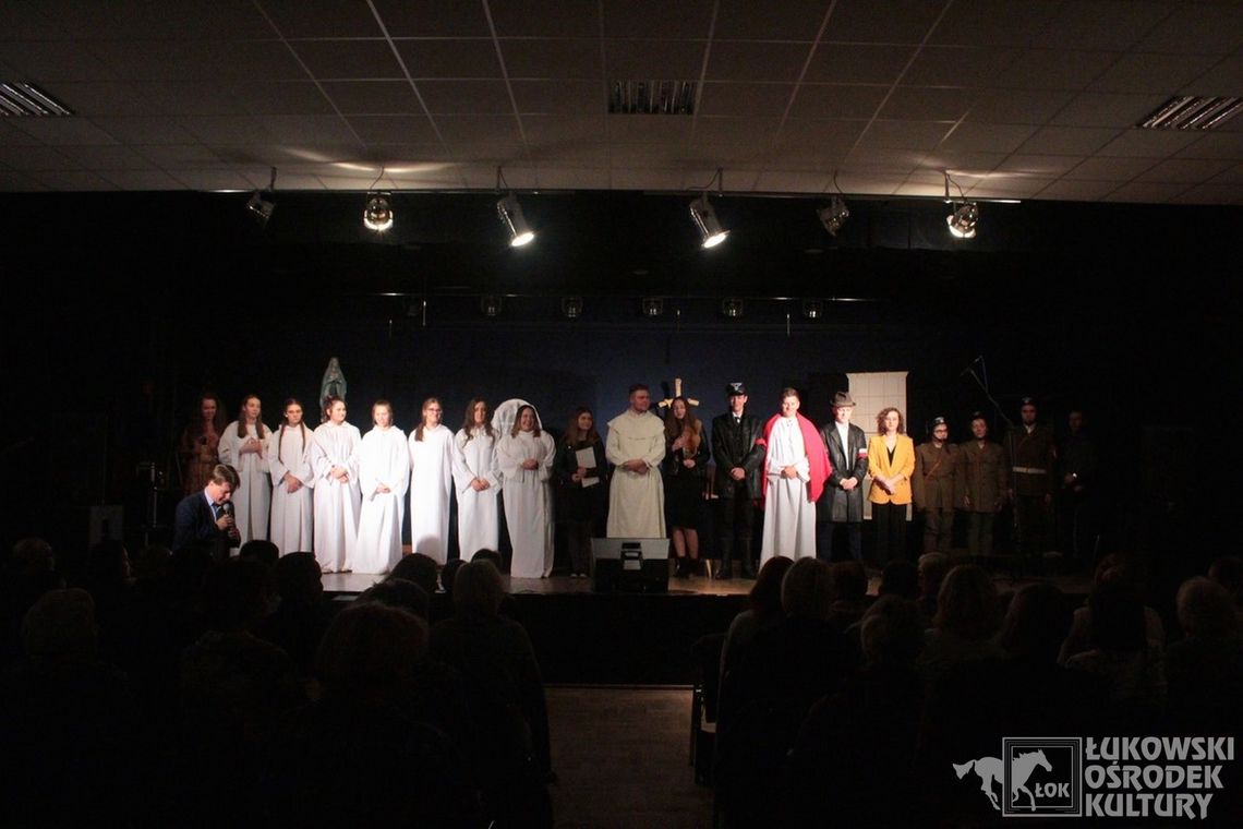 Spektakl teatralny „Dzień gniewu” w wykonaniu uczniów IV Liceum Ogólnokształcącego im. Jana Pawła II w Łukowie [FOTO]