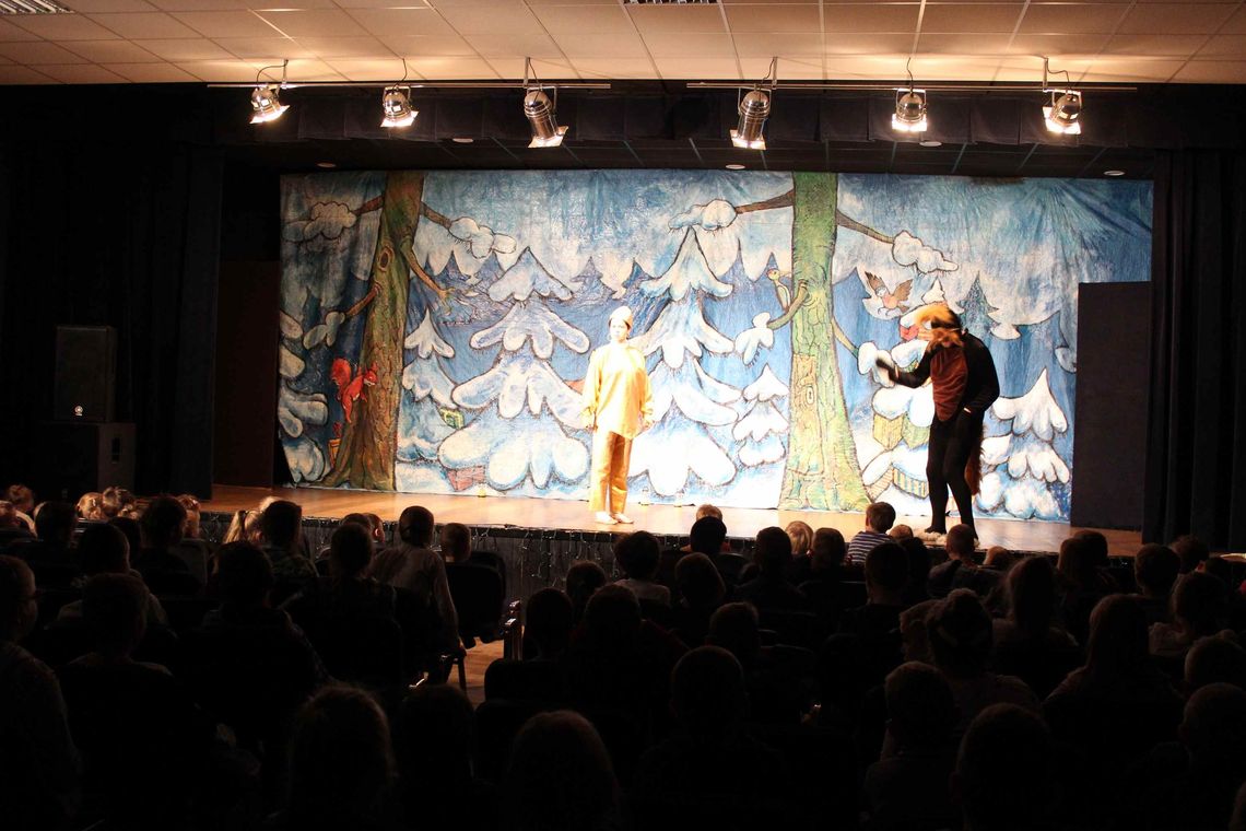 Spektakl teatralny „Grudniowy Gość” w wykonaniu Teatru Banasiów z Warszawy w Łukowskim Ośrodku Kultury