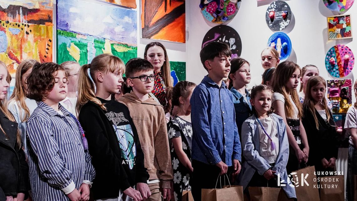 Sukces „Artystycznego Kociołka”! Tłumy na wernisażu w Galerii PROwizorium