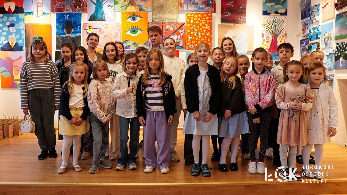 Tłumy na wernisażu wystawy "Artystyczny kociołek"