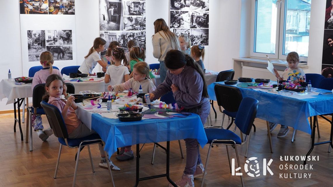 Twórczy październik podczas zajęć plastycznych w ŁOK [FOTO]