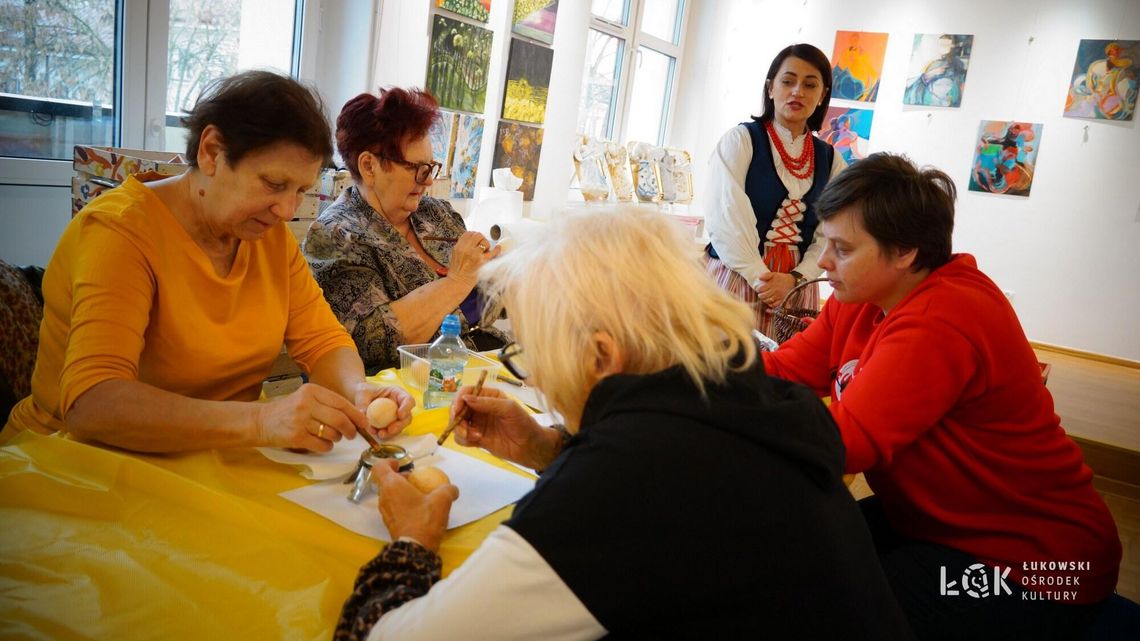 Warsztaty wielkanocne ŁUTW z twórczynią ludową Edytą Sak [FOTO]