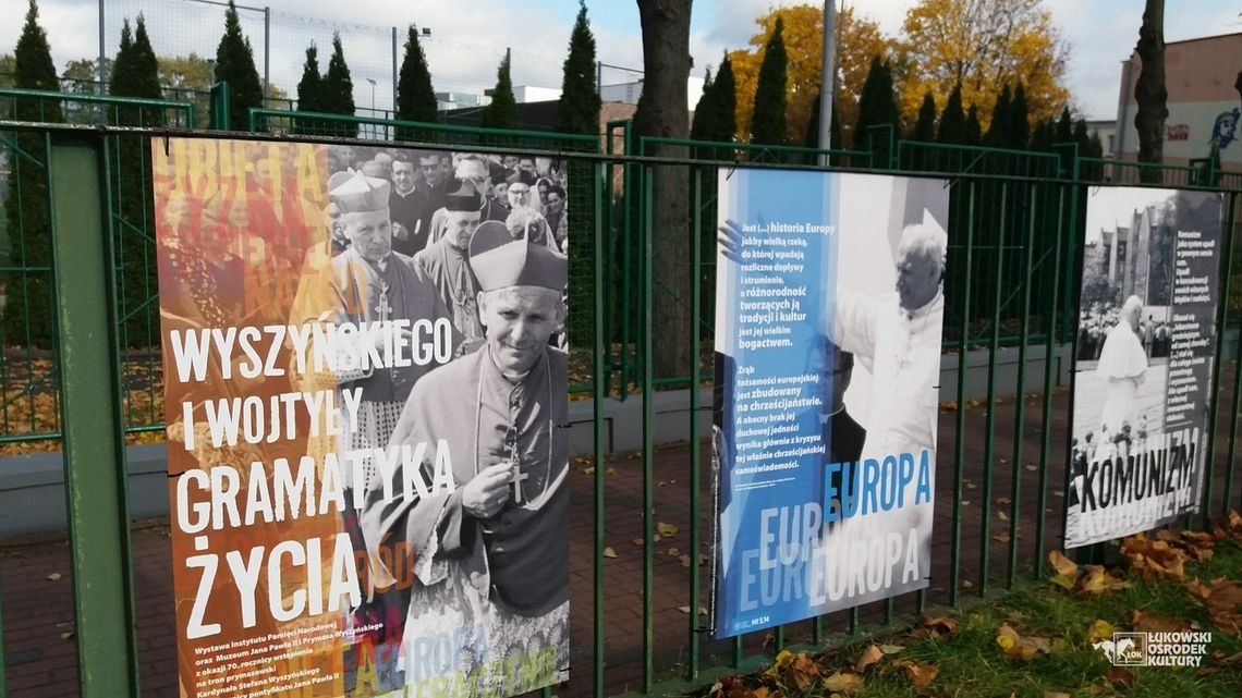 Wystawa „Wyszyńskiego i Wojtyły gramatyka życia” na ogrodzeniu Parafii Podwyższenia Krzyża Świętego w Łukowie