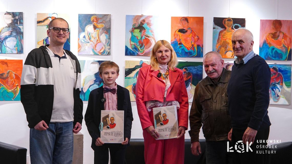 „Zepsute jabłko” – poetycki wieczór pełen refleksji „Zepsute jabłko” – poetycki wieczór pełen refleksji