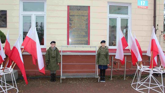 Obchody Święta Niepodległości pod tablicą Polskiej Organizacji Wojskowej w Łukowie
